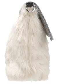 Biała torebka z futra sztucznego z szarym akcentem materiałowym, z okrągłym metalowym detalem w kolorze srebrnym u góry. Miękka tekstura, asymetryczny kształt.