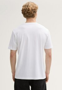 Weißes T-Shirt mit kurzen Ärmeln aus glattem Stoff, mit klassischem Rundhalsausschnitt und lässiger Passform, von hinten betrachtet.