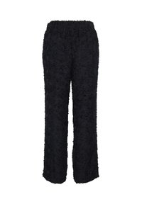 Czarne spodenki o strukturze materiału, luźnym kroju i elastycznym pasie, posiadające puszystą, wzorzystą powierzchnię.