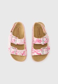 Rózsaszín szandálok két állítható ezüst csattal, szív- és absztrakt mintával szintetikus anyagon, barna parafaszerű talpbetéttel.