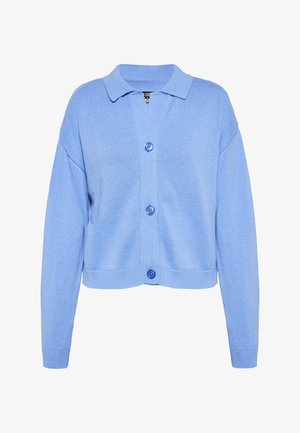 Světle modrý kardigan z pleteniny, s límečkem, dlouhými rukávy a pěti odpovídajícími knoflíky vpředu.