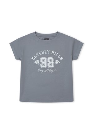 Camiseta gris de manga corta con el texto "Beverly Hills 98 Ciudad de Ángeles" y pequeños gráficos de alas centrados en la parte delantera.