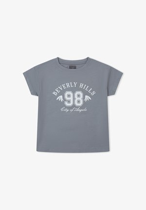 Camiseta gris de manga corta con el texto "Beverly Hills 98 Ciudad de Ángeles" y pequeños gráficos de alas centrados en la parte delantera.