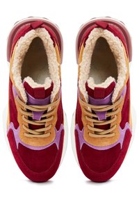Sneakers in suede rosso e beige con fodera morbida beige, accenti viola e lacci marroni. Presentano una suola spessa bianca e un tassello posteriore.