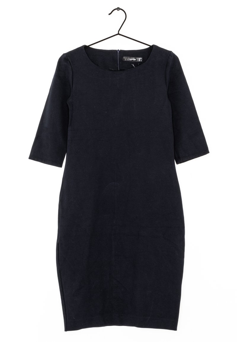 Robe bleu marine avec un col rond et des manches trois-quarts. Confectionnée dans un tissu texturé, elle présente une coupe ajustée et une fermeture éclair au dos.