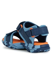 Modré a námořnické mládežnické sandály s síťovaným svrškem, nastavovacími popruhy a texturovanou oranžovou podrážkou s vzorovanou námořnickou podešví.