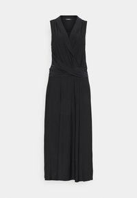 Černé bezramínkové šaty s překládaným designem, zdůrazňující nabraný pas, splývavou sukni a hladkou texturu. Bez viditelných vzorů nebo kovových prvků.