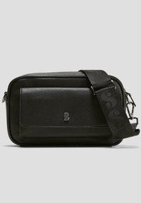 Zwarte leren schoudertas met textuur, voorzien van een voorvak en een brede verstelbare band met subtiele merkdetails.