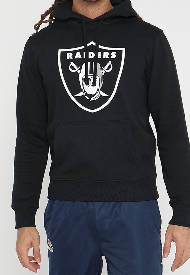 Felpa nera con cappuccio e tasca frontale, caratterizzata da un grande logo bianco dei Raiders e da un testo sovrastante. Il materiale sembra morbido con un design classico e aderente.