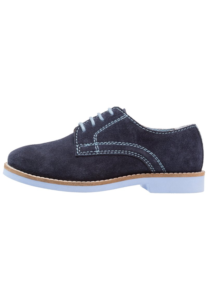 Scarpa alla moda in suede blu navy con cuciture azzurro chiaro, punta arrotondata e suola in gomma con un accento beige. Design classico e superficie liscia.