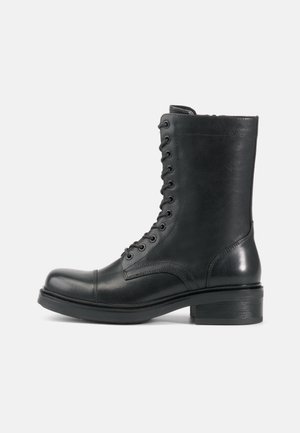 Zwarte leren veterschoenen met enkelhoogte en een ronde neus, voorzien van een gestructureerd oppervlak en een lage blokhak. Beschikt over 10 veterogen en versterkte stiksels.