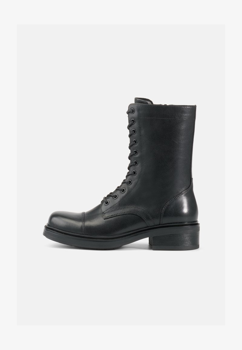 Bota de tornozelo em couro preto, com atacadores, ponta arredondada, superfície texturizada e um salto baixo empilhado. Apresenta 10 ilhós e costura reforçada.