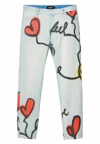 Vaqueros de mezclilla azul claro con líneas abstractas negras y gráficos de corazones rojos. La tela parece suave, con un ajuste casual y un minimalismo en los detalles.
