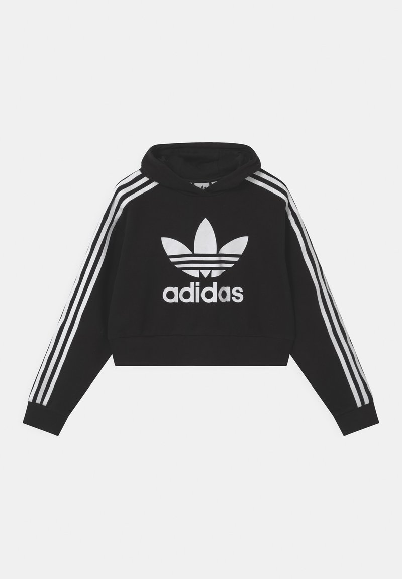 Černá zkrácená mikina s kapucí vyrobená z bavlny, s velkým bílým logem Adidas a třemi bílými pruhy na každém rukávu. Klasický design s kapucí.