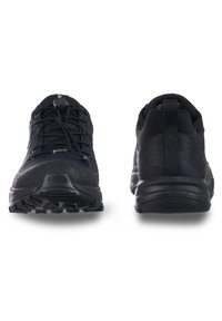 Schwarze Wanderschuhe mit einer strukturierten Gummisohle, atmungsaktivem Mesh-Obermaterial, verstärkter Zehenkappe und einem Zugriegel an der Ferse für ein einfaches An- und Ausziehen.