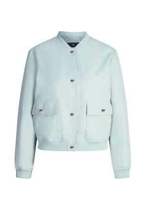 Jasnoniebieska kurtka bomberka z zapięciem na zatrzaski oraz dwoma przednimi kieszeniami z patkami na guziki, długimi rękawami oraz ściągaczem na dole i na mankietach.