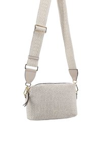 Beige gewebte Umhängetasche in rechteckiger Form mit strukturiertem Oberflächen, goldfarbenen Accessoires und einem verstellbaren Trageriemen.