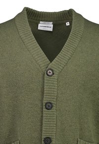 Lamswollen cardigan in olijfgroen met een V-hals, geribde kraag en vijf zwarte knopen. Heeft een gestructureerd breisel en twee voorzakken.