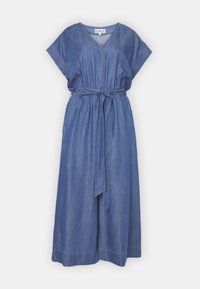 Robe en denim bleu clair à manches courtes, décolleté en V et ceinture à nouer à la taille. Dispose de poches latérales et d'une silhouette fluide.