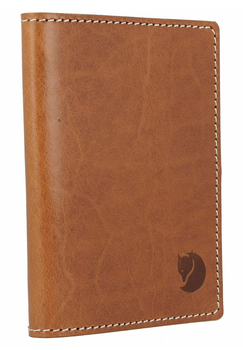 Bruine leren portemonnee met een gladde textuur, voorzien van witte stiksels, een gebogen bovenrand en een reliëf-logo van een vos in de rechteronderhoek.