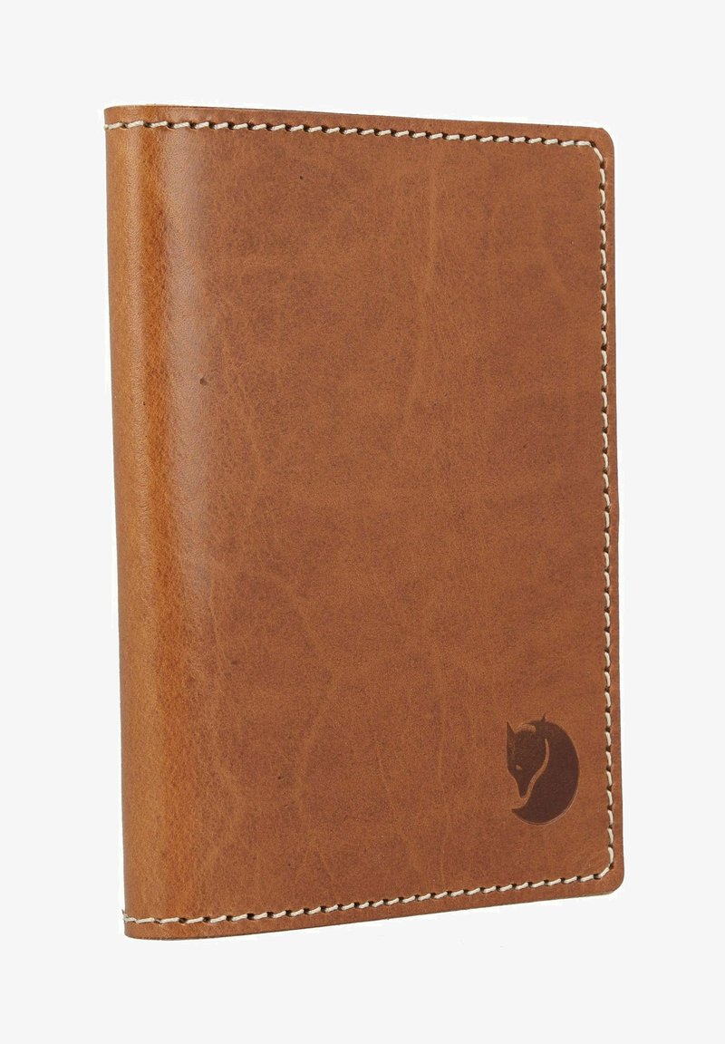 Bruine leren portemonnee met een gladde textuur, voorzien van witte stiksels, een gebogen bovenrand en een reliëf-logo van een vos in de rechteronderhoek.