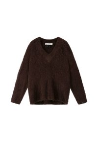 Brązowy, puszysty sweter z dekoltem w serek, długimi rękawami i luźnym krojem. Miękka tekstura, lekko skrócony dół, z widoczną metką marki.