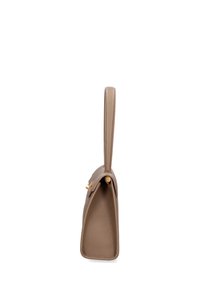 Borsa in pelle marrone chiaro con forma strutturata, un lungo manico singolo e dettagli in metallo dorato. Superficie testurizzata con finitura liscia.