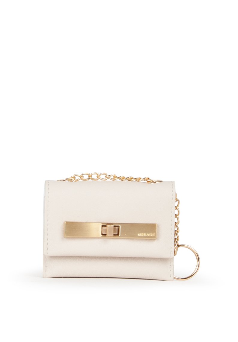Portafoglio compatto beige chiaro realizzato in materiale liscio, caratterizzato da una chiusura color oro, una tracolla chain e un attacco per portachiavi.