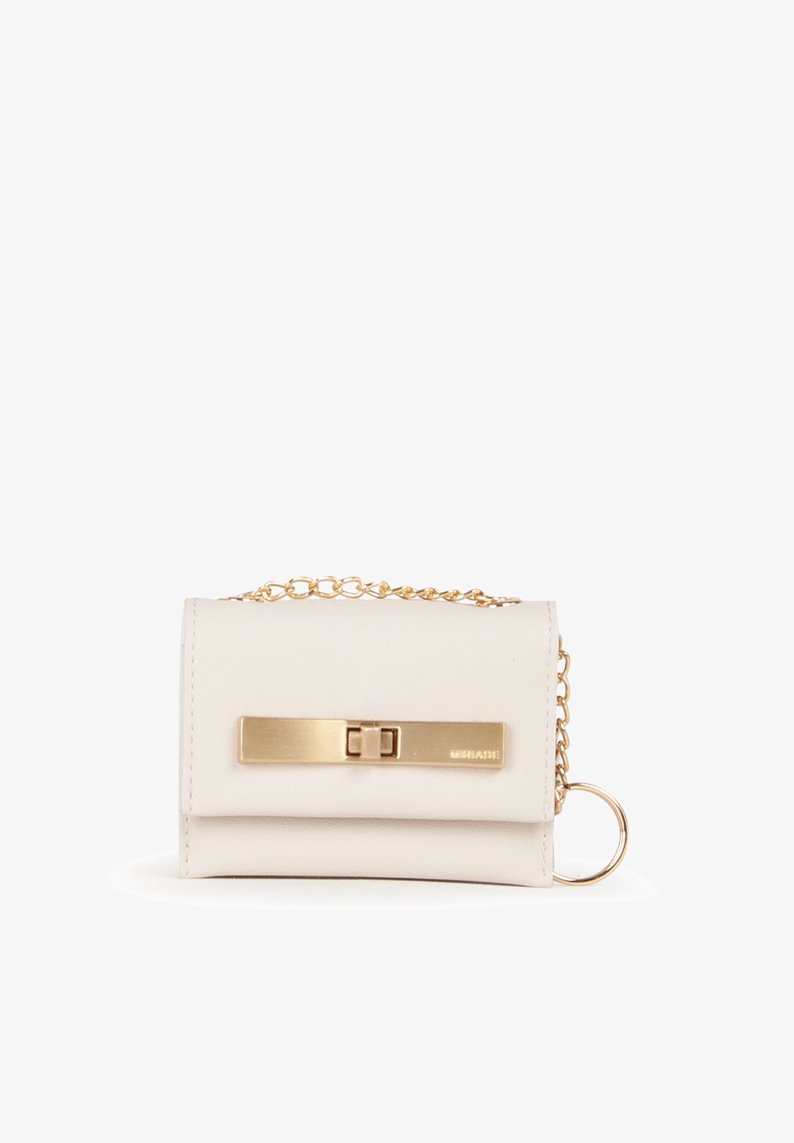 Portafoglio compatto beige chiaro realizzato in materiale liscio, caratterizzato da una chiusura color oro, una tracolla chain e un attacco per portachiavi.