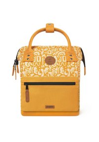Gelbe Rucksack mit einem gemusterten Design, strukturiertem Griff, vorderer Reißverschlusstasche und Lederelementen. Mit einem runden Markenlogo auf der Vorderseite.