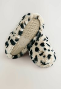 Pantoufles en fausse fourrure avec un motif léopard, présentant une texture douce, une forme arrondie et une semelle en caoutchouc texturée pour une bonne adhérence.