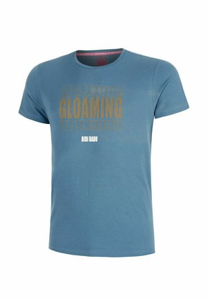 Blauw T-shirt met korte mouwen en ronde hals, met het woord "GLOAMING" in grote bruine letters en "BIDI BADU" in kleinere witte tekst eronder.