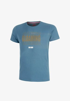 Camiseta azul de manga corta con cuello redondo con la palabra "GLOAMING" en letras grandes marrones y "BIDI BADU" en texto blanco más pequeño debajo.