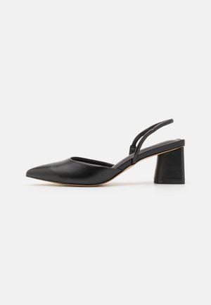 Czarny skórzany but typu slingback z wąskim noskiem, szerokim obcasem i cienkim paskiem wokół kostki, widoczny z boku na białym tle.