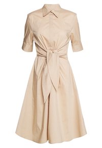 Beige klänning med korta ärmar, figursydd överdel, knäppning fram och knytning i midjan, med en utsvängd kjol och mjukt bomullstyg.