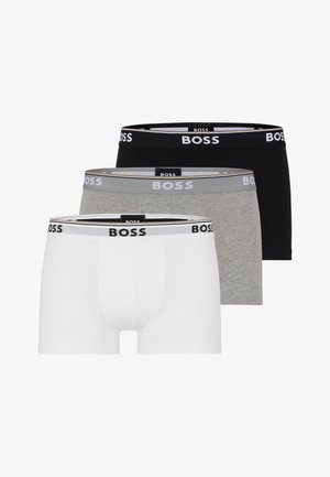 Tre par med herreboxershorts i hvit, grå og svart. Hver av dem har en logoelastikk med ordet "BOSS" i fet skrift.