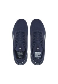 Scarpe sportive in rete blu navy con superficie testurizzata, punta rotonda e dettagli bianchi. Presentano lacci tono su tono e un marchio sul tallone e sulla linguetta.