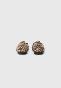 Ballerine con stampa leopardata, con una parte superiore in tessuto morbido, punta tonda e un tacco basso nero. Presentano un'accattivante decorazione a fiocco sulla parte anteriore.