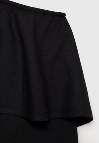 Tessuto nero con dettaglio arricciato sulle spalle, caratterizzato da una superficie liscia e un aspetto leggermente drappeggiato.