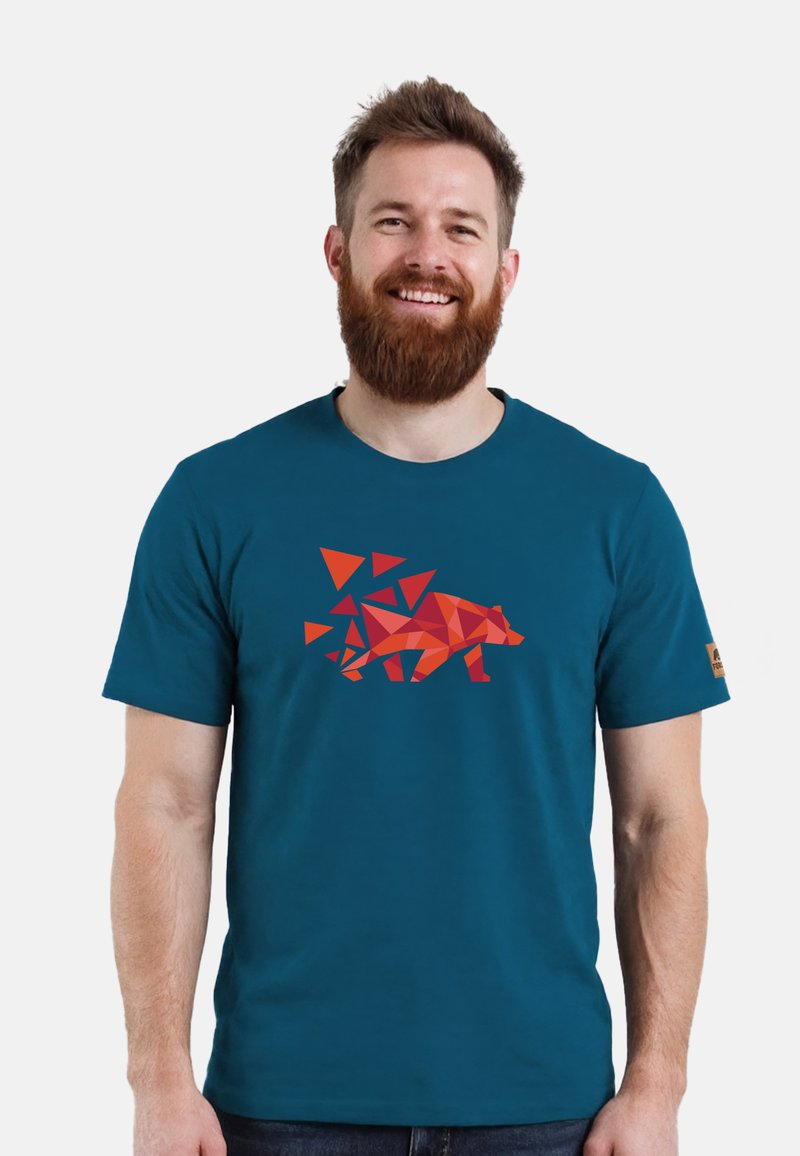 Cyan-kleurige katoenen t-shirt met een geometrisch berenontwerp in rode en oranje tinten met driehoekige vormen, korte mouwen en een ronde halslijn.