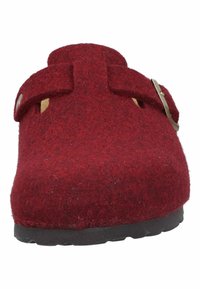 Rote Filzhausschuhe mit schwarzer Sohle, seitlicher Schnalle und geschlossenem Zehenbereich, aus der Frontalansicht gezeigt.