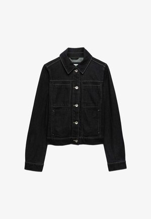 Zwarte denimjack met lange mouwen, knopen aan de voorkant, twee borstzakken en een klassieke kraag, plat gelegd op een witte achtergrond.