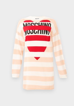Suéter de manga larga a rayas en tonos rosa y crema, con un gran corazón rojo y el texto "MOSCHINO" en negro en el pecho. Textura de punto suave.