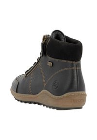 Schwarze Leder-Stiefelette mit Wildleder-Akzenten, Reißverschluss, hellbrauner Gummisohle und kontrastierenden Nähten. Langlebige und strukturierte Oberfläche.