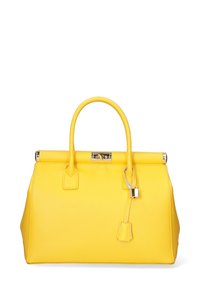 Borsa a mano in pelle gialla con una forma strutturata, manici superiori doppi, hardware in tonalità argento e un piccolo lucchetto attaccato come accento.