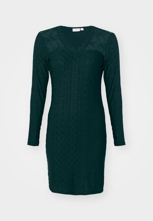 Mørkegrønn langermet kjole med V-utringning, som har et strukturert mønster og en tettsittende silhuett. Glatt stoff med subtile detaljer.