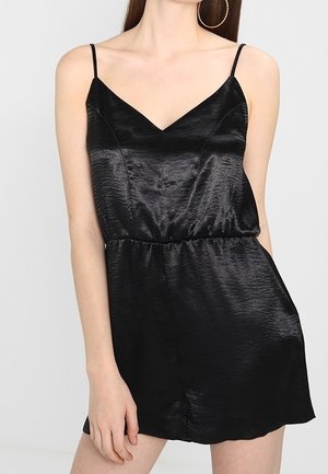 Sort satin romper med spaghetti-stropper, V-udskæring, tætsiddende talje og shorts-kort. Glat tekstur med en subtil glans.