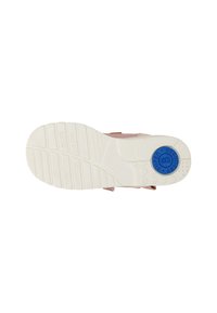 Rosa Schuh mit einer weißen Gummisohle, die über strukturierte Rutschfestigkeitsbereiche und ein rundes blaues Emblem verfügt. Das Design ist einfach und hat einen verstellbaren Riemen.