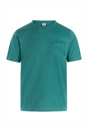 Türkisfarbenes T-Shirt mit kurzen Ärmeln, Rundhalsausschnitt, einer linken Brusttasche und einem kleinen schwarzen Label an der Taschennähte.