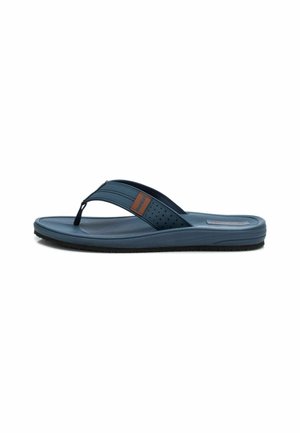 Chanclas azules con una correa perforada, plantilla texturizada y acento marrón. Suela de goma suave para tracción y comodidad.